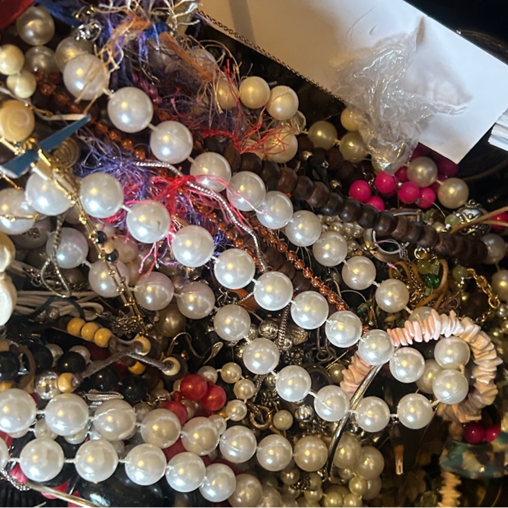 Assorted craft junk maybe wearable jewelry… all random. 1.5 lbs - Picture 7 of 9